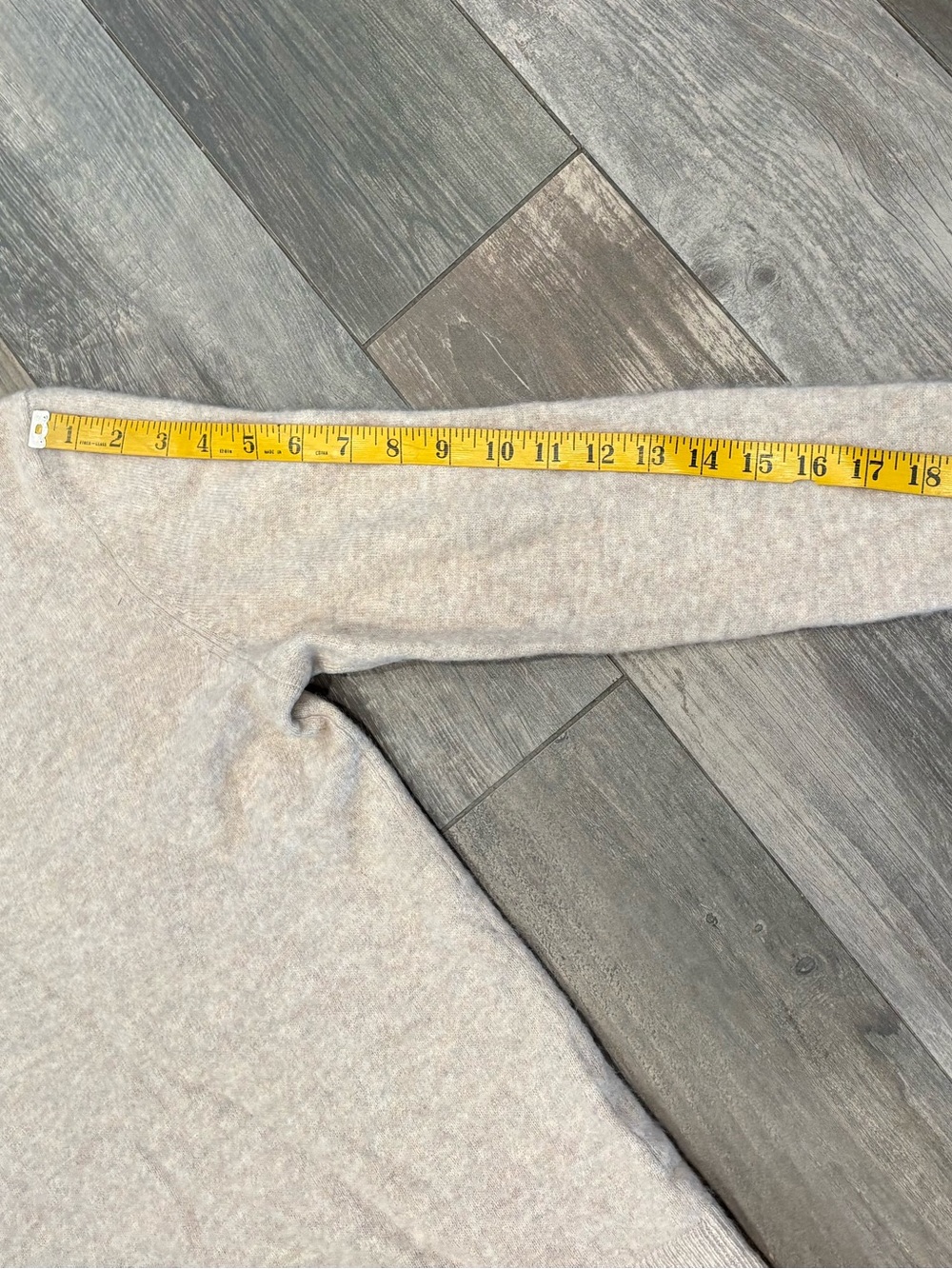 Garnet Hill 100% Cashmere v-neck Sweater  Beige Tan Size Large Quiet Luxury - Picture 8 of 10